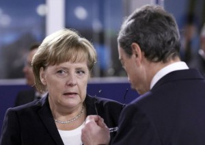 Merkel chiama Draghi, chiede lumi su cambio politiche