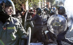 Sciopero: movimenti occupano stabile Roma, caricati