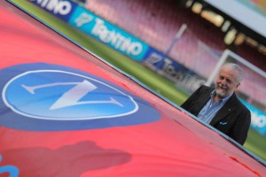 Calcio: Napoli; allenamento con 10 mila tifosi al San Paolo
