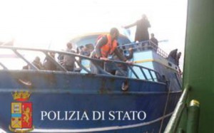Immigrazione: sbarco a Pozzallo, fermati 7 scafisti egiziani