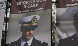 Marò: immagini fucilieri su cancellata sinagoga a Roma