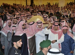 Arabia Saudita, la salma di re Abdullah portata fuori dalla moschea a Riad