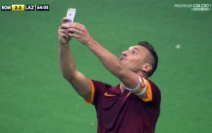 Calcio: Roma-Lazio, Totti festeggia doppietta con un selfie
