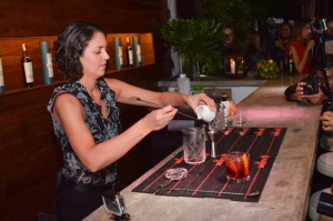 Jessica Gonzalez prepara el trago ganador del Sip a Nightcap Competition_Fortune Teller