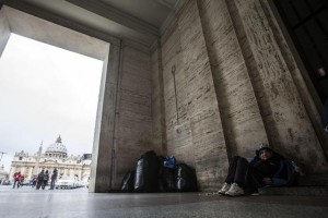 Papa: docce per i clochard sotto il colonnato di San Pietro