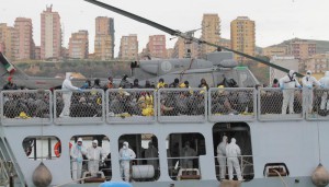 Immigrazione: 642 a Porto Empedocle su nave della Marina