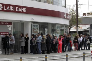 Grecia-fila-al-bancomat