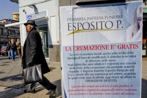 Crisi: Napoli,cremazione gratis per sensibilizzare a pratica