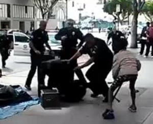 Usa:Los Angeles,polizia uccide senzatetto,5 colpi di pistola