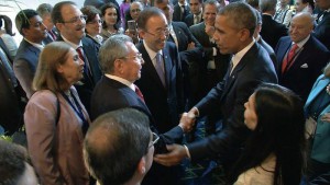 Stretta di mano Obama-Castro, l'immagine della svolta