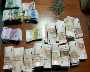 In un fermoimmagine di un video i soldi sequestrati di una tangente nell'ambito dell'inchiesta 'Mafia Capitale'