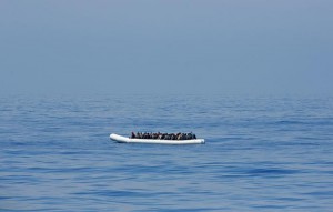 Centinaia di migranti a bordo di un gommone 