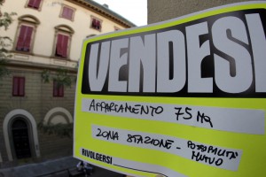Cartello per la vendita di un appartamento a Pontedera in una foto d'archivio