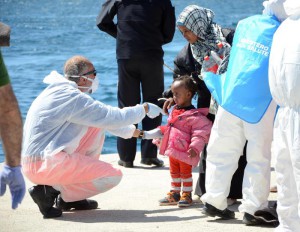 Immigrazione: a Reggio Calabria giunte navi con migranti
