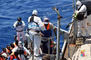 Migranti soccorsi nello stretto di Sicilia dalla nave Sfinge della Marina militare, 