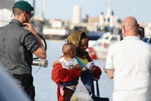 Immigrazione:a Palermo nave Marina Militare con 483 migranti