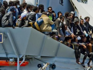 L'arrivo in porto della nave della Marina Militare Italiana 'Chimera' con a bordo 545 migranti