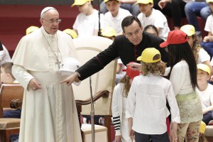 Papa Francesco durante l'incontro con i 7.000 bambini nell'Aula Paolo VI organizzato dalla "Fabbrica della Pace", Città del Vaticano, 11 Maggio 2015. ANSA / GIUSEPPE LAMI