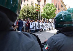 Salvini a Foggia, lancio fumogeni,carica forze ordine