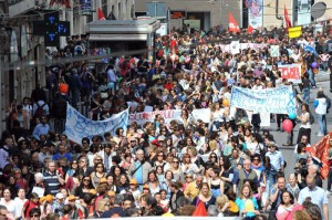 Studenti e professori sfilano per le vie di Genova nel giorno dello sciopero contro il disegno di legge 'La Buona scuola', 5 maggio 2015. ANSA/ PAOLO ZEGGIO.