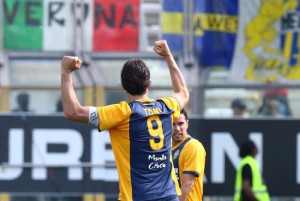 Luca Toni esulta dopo il gol del 2-2 su rigore  per il Verona durante la partita Parma-Hellas Verona