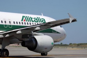 Un aereo dell'Alitalia in pista all'aeroporto Fiumicino