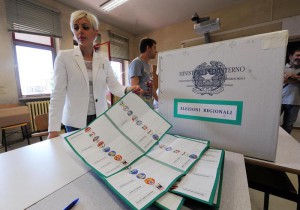 Un momento delle elezioni regionali in un seggio elettorale