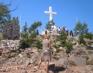 Un gruppo di pellegrini scala il Krizevac, il monte della Croce, a Medjugorje