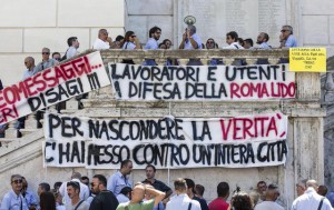 Roma: protesta autisti Atac sotto Campidoglio, no a privati