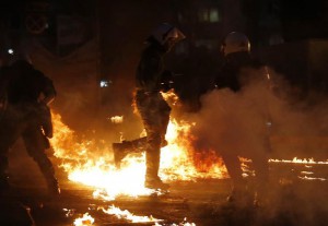 ++ Grecia: scontri ad Atene, molotov e lacrimogeni ++