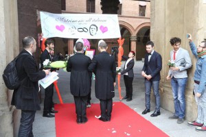 Gay: flash-mob a Bologna, con 'matrimonio' Renzi-Alfano