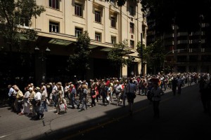 Grecia: migliaia in fila per riscuotere la pensione