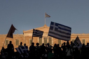 Grecia: la folla inizia a riempire piazza Syntagma