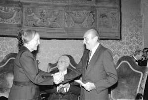 Festeggiamenti per il settantesimo compleanno del presidente della Camera Nilde Jotti (D), che stringe la mano a Renato Zangheri deputato del PCI, al centro il presidente della Repubblica Francesco Cossiga, Roma, 10 aprile 1990. ANSA
