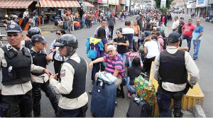 Colombiani nella frontiera venezuelana in attesa di essere deportati