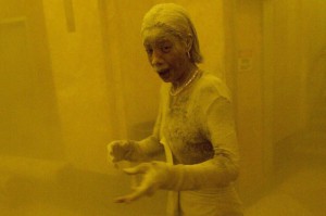 Marcy Borders, 38 anni di Bayonne, New Jersey, coperta di polvere mentre cerca riparo in un ufficio dopo il primo crollo alle torri del World Trade Center l'11 settembre 2001.  ANSA / STAN HONDA