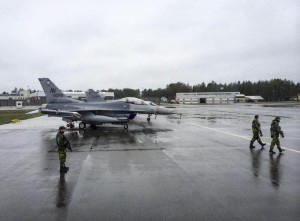 US F16 fighters jets are parked at Kallax Airport outside Lulea, norhtern Sweden, 26 May 2015, during the Arctic Challenge Exercise (ACE 2015) organized by Sweden, Finland and Norway.  ANSA/SUSANNE LINDHOLM
