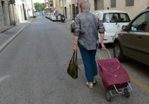 Una donna con il carrello della spesa, 13 settembre 2012 a Pontedera (Pisa). ANSA/STRINGER