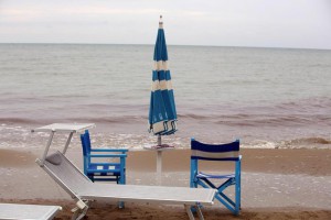 Ombrelloni chiusi a causa del maltempo sulla spiaggia di Riccione, 16 agosto 2015. ANSA/ GIORGIO BENVENUTI