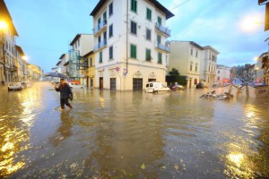Nubifragio a Firenze: allagamenti, gente salta su tetti auto