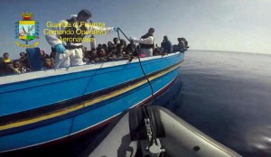 In un'immagine diffusa il 18 agosto 2015 dalla Guardia di Finanza, un momento delle operazioni di soccorso al barcone con 312 migranti e 49 cadaveri nel Canale di Sicilia. ANSA/ 