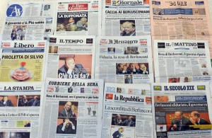 Le prime pagine dei giornali italiani che titolano sulla fiducia incassata dal governo Letta, Roma, 3 ottobre 2013. ANSA / ETTORE FERRARI