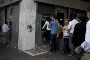 File ai bancomat (ANSA/AP Photo/Petros Giannakouris)