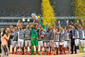  Juventus players celebrate with the trophy after winning the Italian Super Cup soccer match between Juventus Turin and Lazio Rome in Shanghai, China, 08 August 2015.  EPA/Yi Wei CHINA OUT