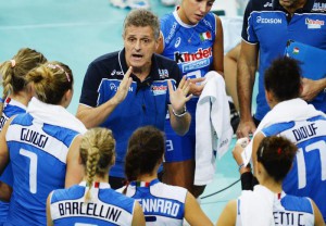 Italian head coach Marco Mencarelli, center, talks to his players during the Volleyball European Championships match between Italy and Poland at the Hallenstadion in Zurich, Switzerland, Tuesday, 10 September 2013. Italy won 3-0.  EPA/STEFFEN SCHMIDT