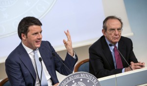 Il presidente del Consiglio Matteo Renzi (S) con il ministro dell'Economia Pier Carlo Padoan a palazzo Chigi a Roma, il 18 aprile 2014. ANSA/ANGELO CARCONI