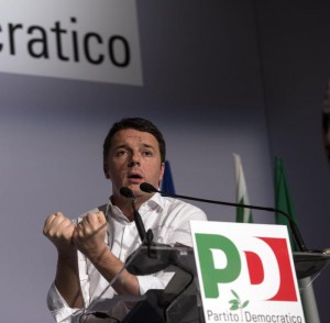 Il presidente del Consiglio, Matteo Renzi, durante il suo intervento all'assemblea nazionale del Partito Democratico a Roma, 14 dicembre 2014. ANSA/MASSIMO PERCOSSI