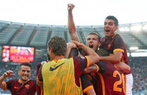 Roma's players celebrate for the goal during the Italian Serie A soccer match AS Roma vs Juventus FC at Olimpico stadium in Rome, Italy, 30 August 2015.  ANSA/ALESSANDRO DI MEO