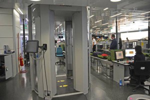 E' entrato in funzione all'aeroporto di Fiumicino il secondo dei security scanner (i cosiddetti body scanner), acquistato dall'Ente Nazionale dell'Aviazione Civile ENAC per lo scalo romano, per effettuare controlli aggiuntivi, 31 gennaio 2015. ANSA/ TELENEWS