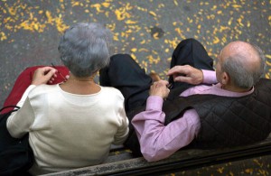 Una coppia di anziani chiacchiera in un parco in una foto d'archivio. FRANCO SILVI/ANSA/i50